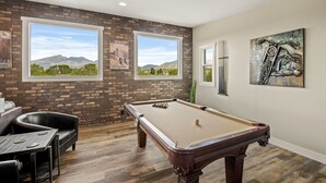 Mesa de bilhar com vista para as montanhas, taco de bilhar e mesa de bilhar com vista para as montanhas.