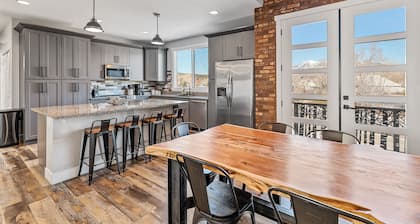 "The Juniper"-Gathering Tree's Ultimate 12 suite Downtown Group Stay