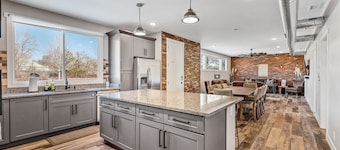 "The Juniper"-Gathering Tree's Ultimate 12 suite Downtown Group Stay