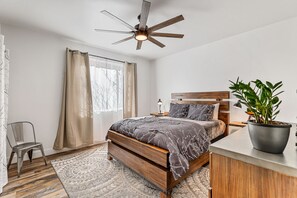 12 Schlafzimmer, Schreibtisch, Bügeleisen/Bügelbrett, Reisekinderbett