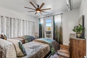 12 slaapkamers, een bureau, een strijkplank/strijkijzer, reisbedje