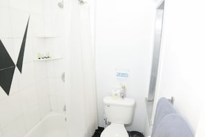 Bathroom - Downtown LA Light Apartment in Fashion District (Los Angeles)