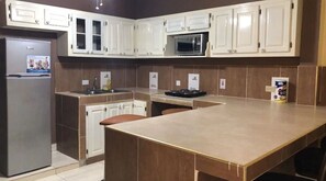 Mikrowelle, Wasserkocher, Toaster, Kochgeschirr/Geschirr/Besteck