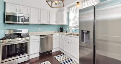 Newly Renovated Historical Galveston Home - 8 min walk to beach!