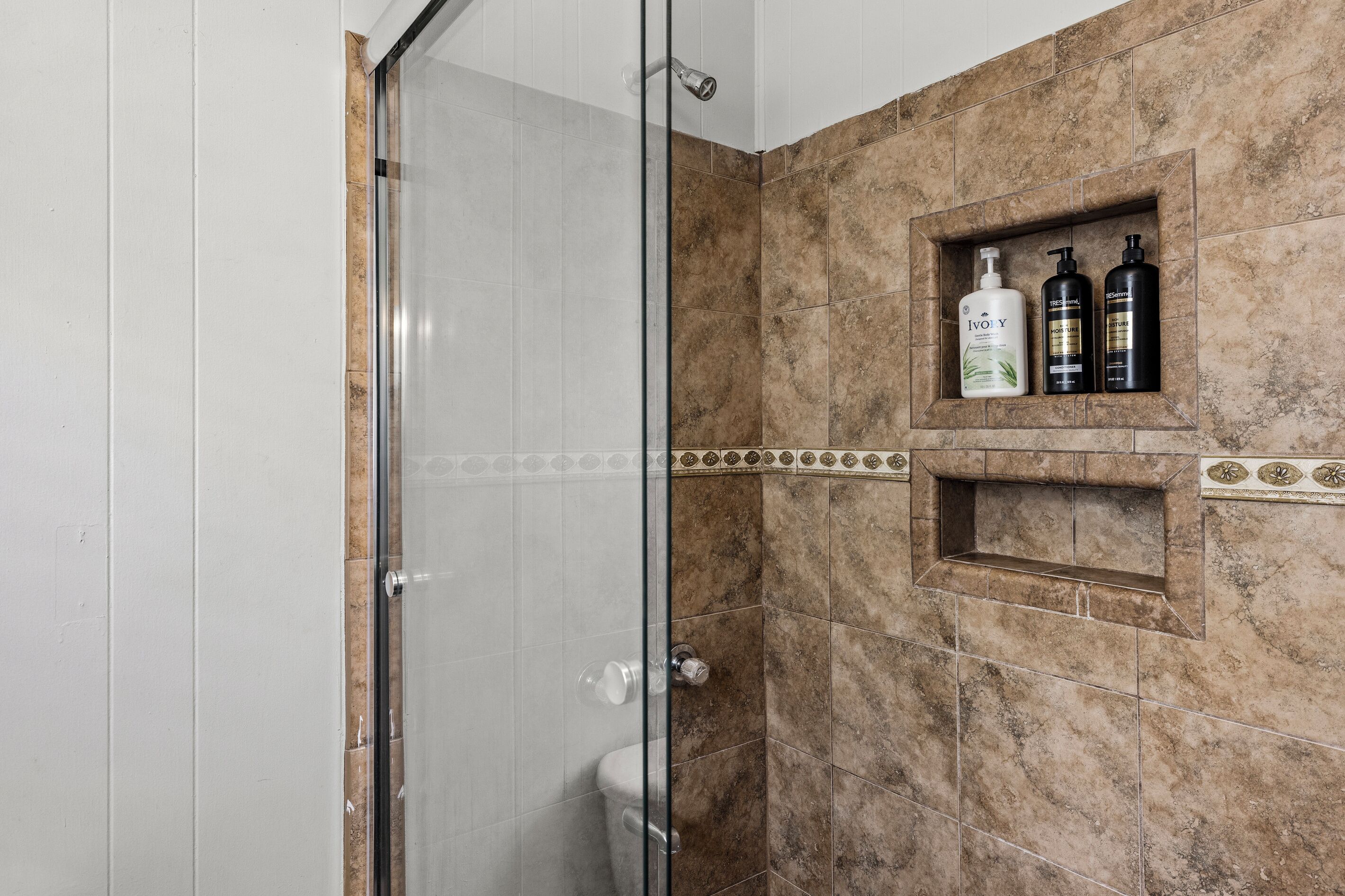 Douche, sèche-cheveux, serviettes fournies