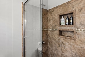 Shower, hair dryer, towels - Port Side at M | Historic Lost Bayou Retreat • Walk to Beach • Sleeps 6 (Galveston)