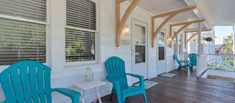 Newly Renovated Historical Galveston Home - 8 min walk to beach!