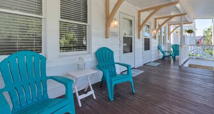 Newly Renovated Historical Galveston Home - 8 min walk to beach!