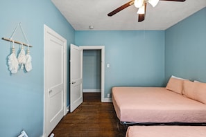 2 bedrooms, free WiFi, bed sheets - Port Side at M | Historic Lost Bayou Retreat • Walk to Beach • Sleeps 6 (Galveston)