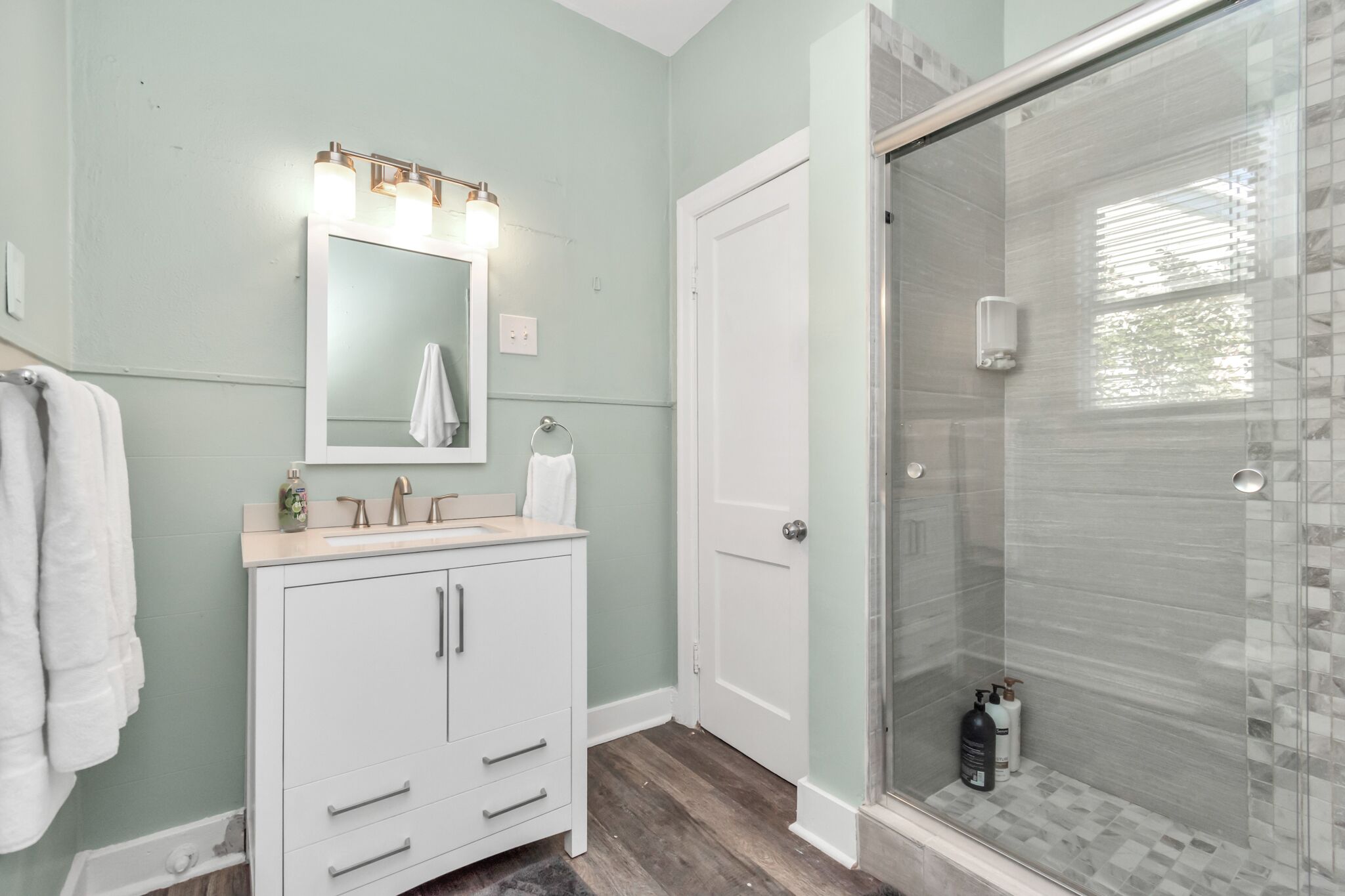 Shower, hair dryer, towels