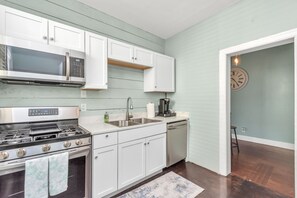 冷蔵庫、電子レンジ、オーブン、コンロ