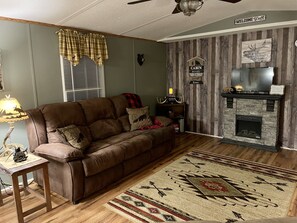 Smart-TV, Kamin, Bücher