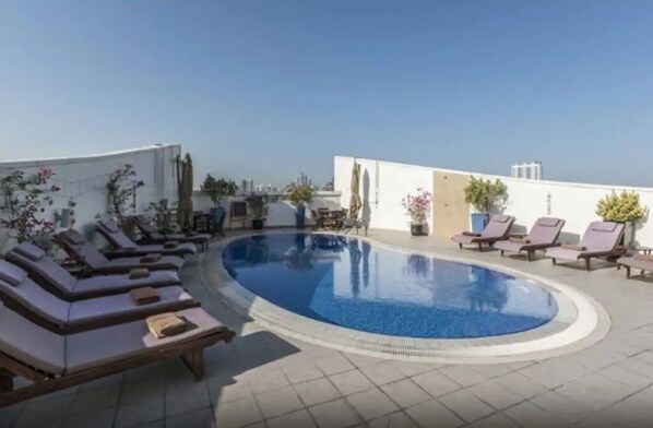 حمّام سباحة خارجي