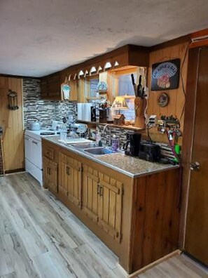 Kjøleskap, mikrobølgeovn, ovn og kokeplater