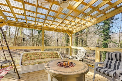 2 story rustic cabin in beautiful Clayton, Georgia!