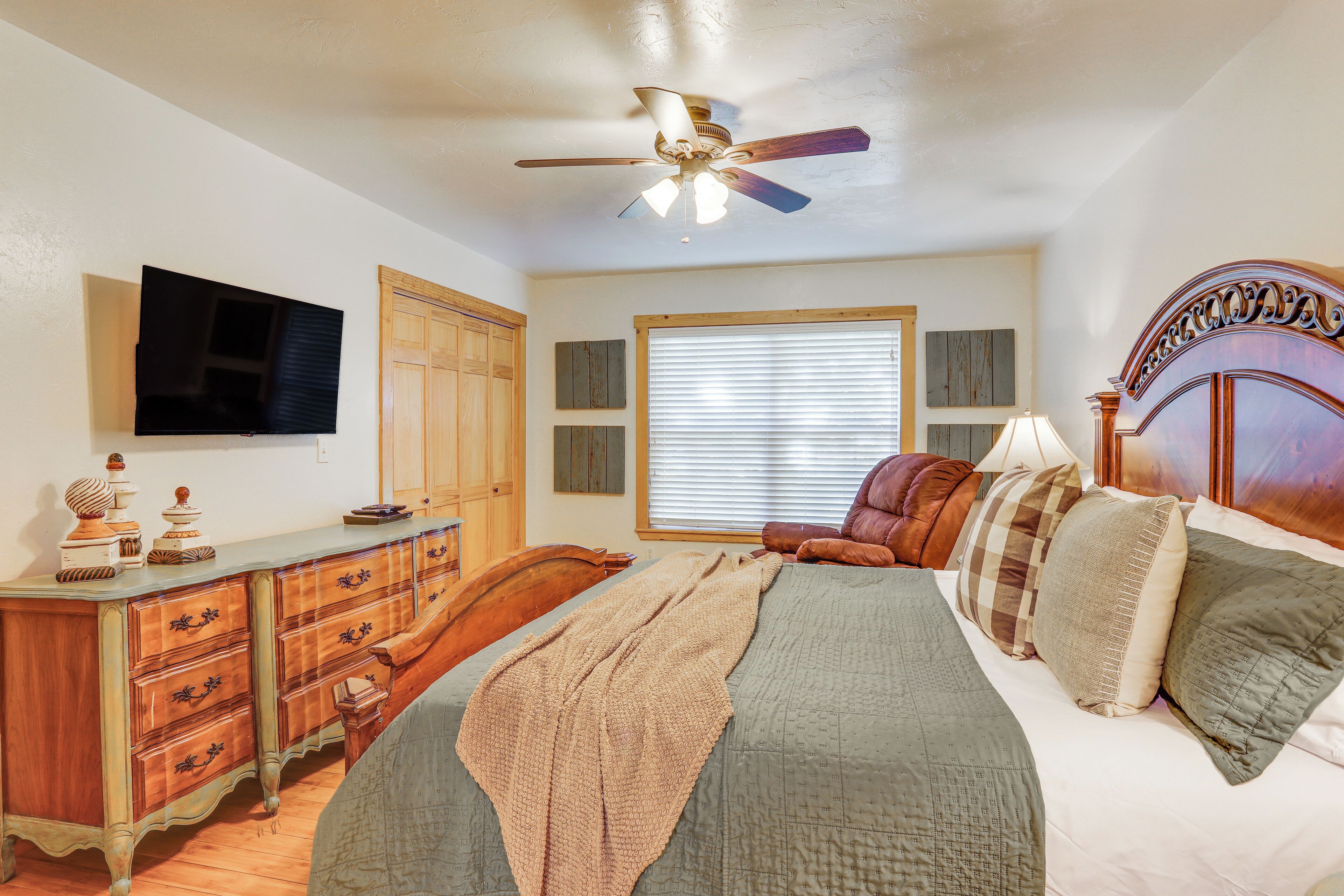 4 bedrooms, iron/ironing board, Internet, bed sheets
