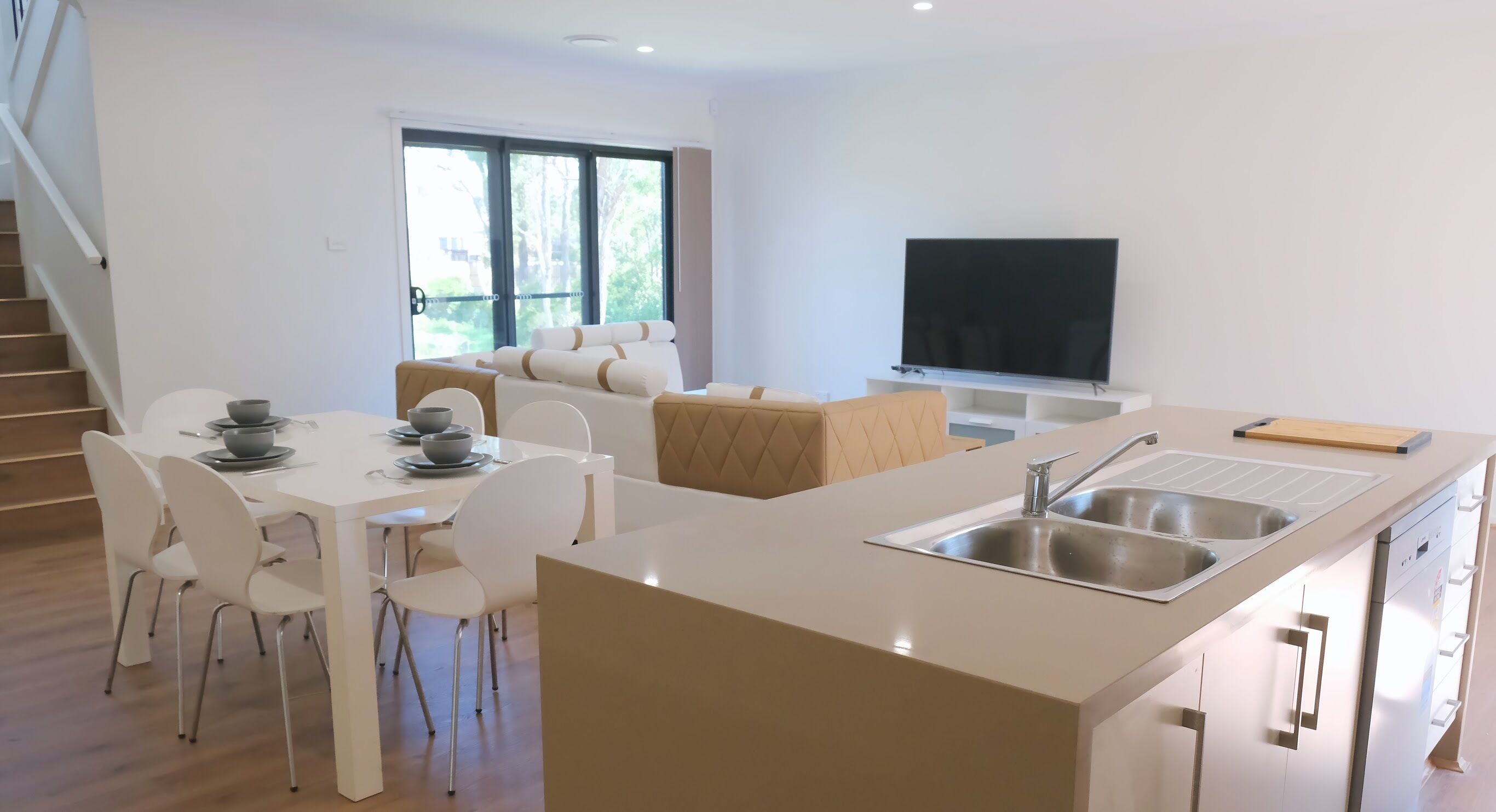 Brand New Modern 4 BrHouse closed to lake