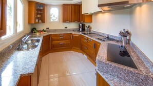 Coffee/tea maker, fridge, microwave, oven - Family Villa with Pool & Leisure Activities (Antibes)