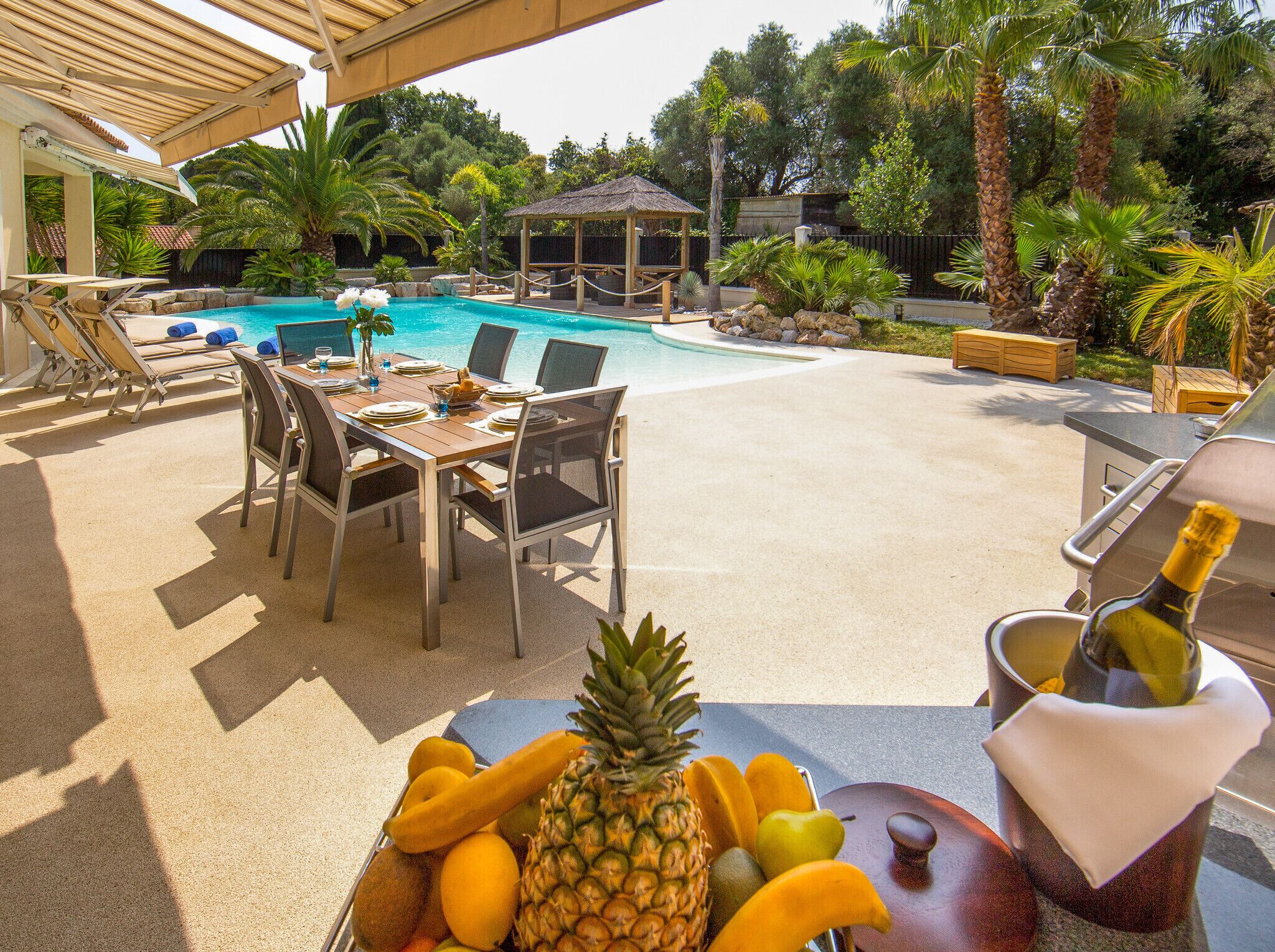 屋外ダイニングエリア