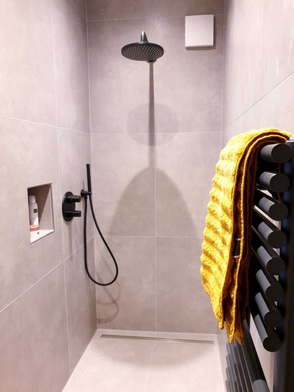 Haartrockner, Handtücher, Seife, Toilettenpapier