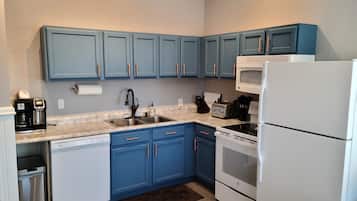 Een koelkast, een magnetron, een oven, een kookplaat