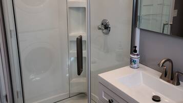 Douche, sèche-cheveux, serviettes fournies, papier toilette