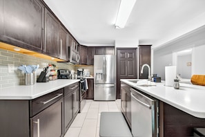 Refrigerador, microondas, horno, placa de cocina