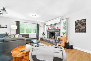 Interior - Chapel Hill/Durham Retreat w/ Hot tub, full body massage chair, fenced dog area. (Chapel Hill)