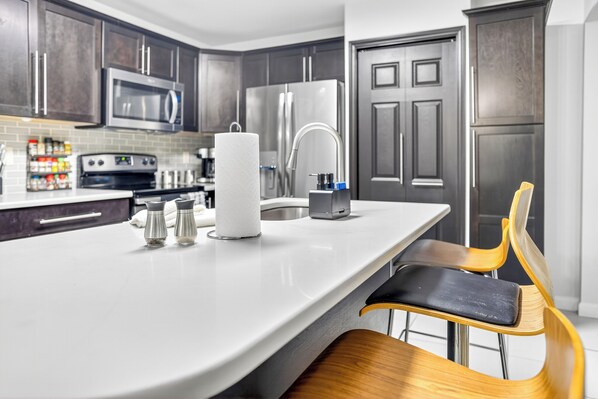 Fridge, microwave, oven, stovetop - Chapel Hill/Durham Retreat w/ Hot tub, full body massage chair, fenced dog area. (Chapel Hill)