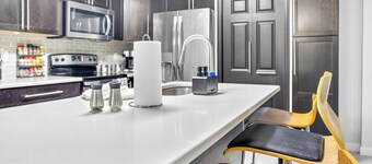 Chapel Hill/Durham Retreat w/ Hot tub, full body massage chair, fenced dog area.