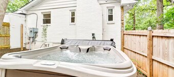Chapel Hill/Durham Retreat w/ Hot tub, full body massage chair, fenced dog area.