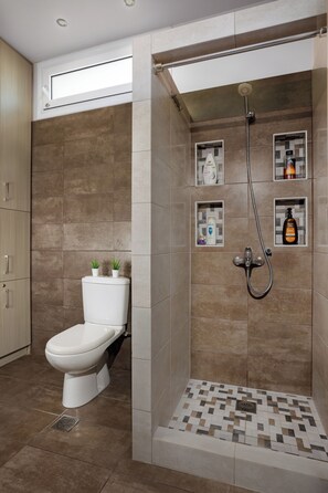 Een douche, een haardroger, handdoeken, zeep
