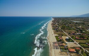Playa en los alrededores y camastros