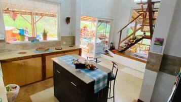 Geladeira, micro-ondas, fogão, cooktop