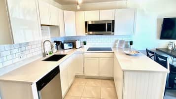 Fridge, microwave, stovetop, dishwasher