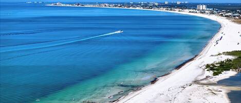 Plage, sable blanc, navette gratuite vers la plage, chaises longues