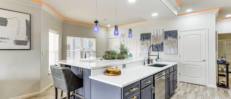 Kjøleskap, mikrobølgeovn, kokeplater og oppvaskmaskin