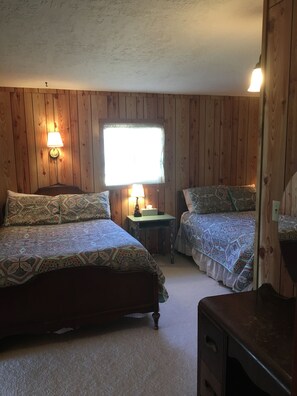 2 bedrooms, desk, iron/ironing board, travel crib - Montana Adventure (Dillon)