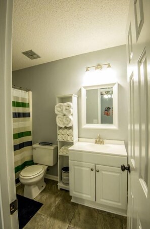 Tina con regadera, secadora de cabello, toallas, jabón