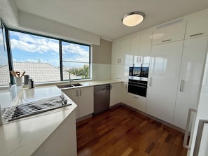 Full-sized fridge, microwave, oven, stovetop