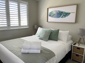 3 bedrooms, iron/ironing board, free WiFi, bed sheets - Rooftop with spectacular views -  KINGS BEACH CALOUNDRA (Kings Beach)