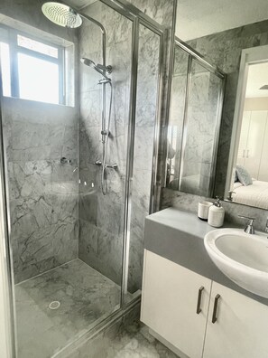 Duschwanne, Haartrockner, Handtücher, Toilettenpapier