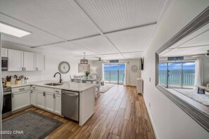 Fridge, microwave, oven, stovetop - Time for fun in the Sun! (Panama City)