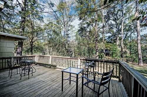 Relax in Shady Oaks Near Hospitals & Dining