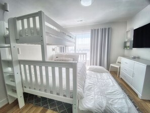 3 Schlafzimmer, Schreibtisch, Bügeleisen/Bügelbrett, Reisekinderbett