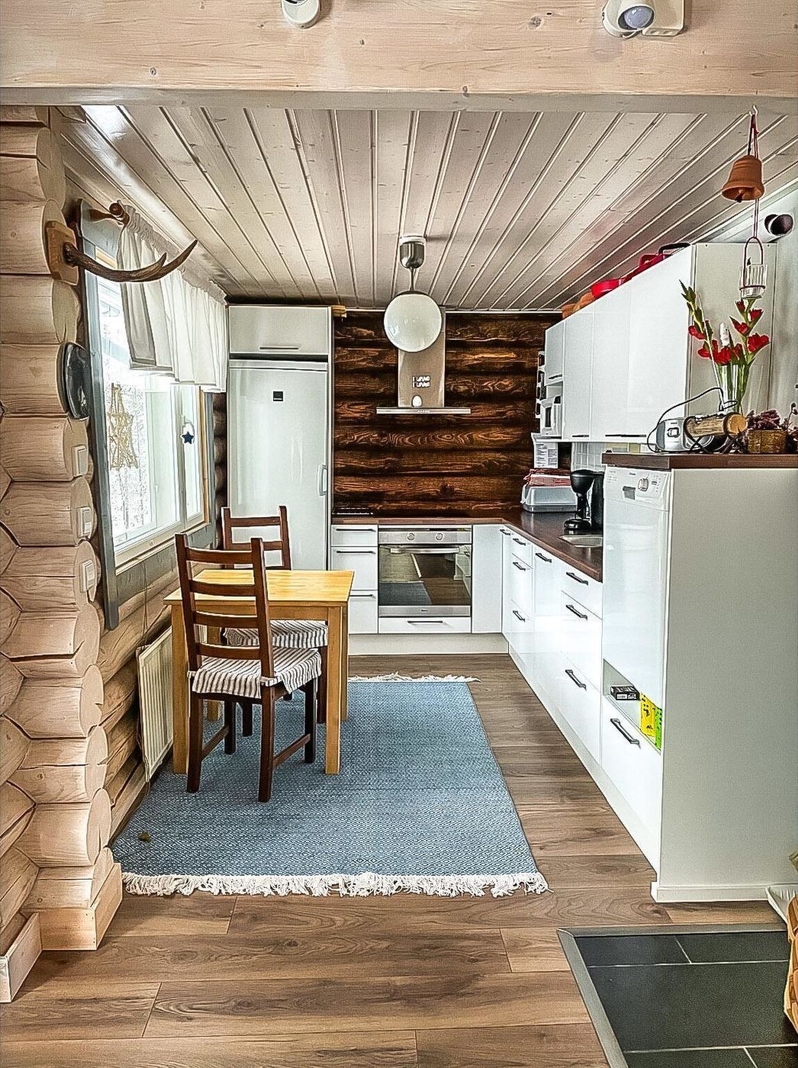Refrigerador, microondas, lavavajillas y utensilios de cocina 