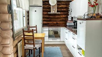 Refrigerador, microondas, lavavajillas y utensilios de cocina