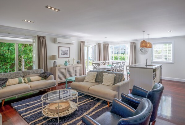 تلفزيون ذكي، مدفأة، مشغل دي في دي، ستيريو