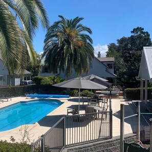 حمّام سباحة خارجي، حمّام سباحة مُدفَّأ