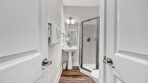 Shower, towels - Hidden Lake Condos 113, great pricing near Gulf Place (Santa Rosa Beach)